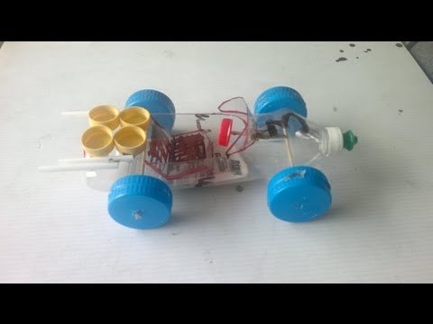 Coche hecho de botellas de plástico